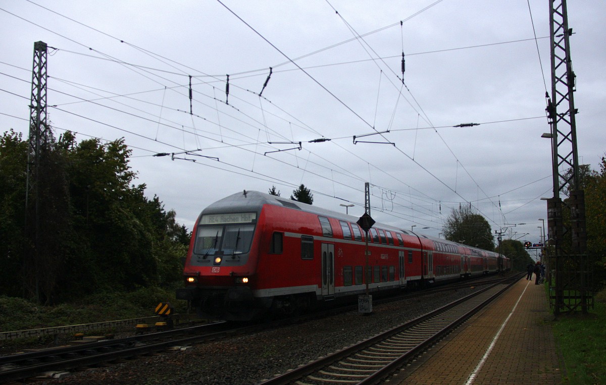 Ein RE4 von Dortmund-Hbf-Aachen-Hbf und am Zugende ist die 111 119 DB kommt die Kohlscheider-Rampe hoch und hält in Kohlscheid und fährt in Richtung Richterich,Laurensberg,Aachen-West.
Bei Wolken am Nachmittag vom 24.10.2014.