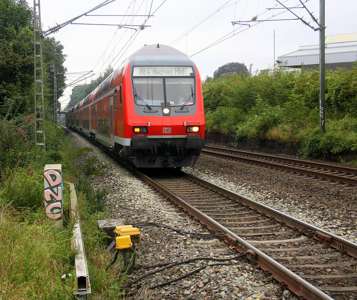 Ein RE4  von Dortmund-Hbf nach Aachen-Hbf kommt die Kohlscheider-Rampe hoch aus Richtung Neuss,Herzogenrath und fährt durch Kohlscheid in Richtung Richterich,Laurensberg,Aachen-West,Aachen-Schanz,Aachen-Hbf. 
Aufgenommen vom Bahnsteig 2 in Kohlscheid. 
Am Morgen vom 5.9.2016.