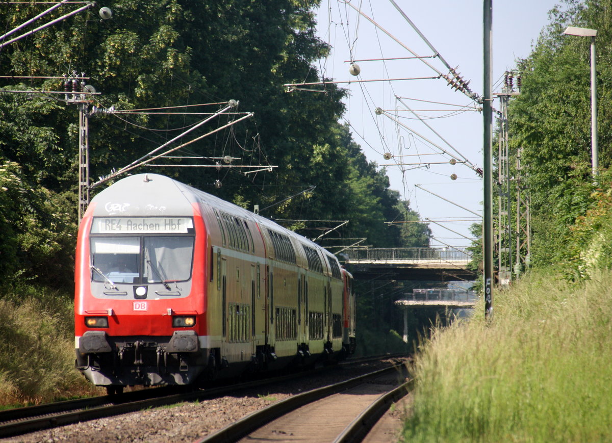 Ein RE4 Verstärkerzug von Düsseldorf-Hbf nach Aachen-Hbf kommt die Kohlscheider-Rampe hoch aus Richtung Neuss,Herzogenrath und hält in Kohlscheid und fährt dann weiter in Richtung Richterich,Laurensberg,Aachen-West,Aachen-Schanz,Aachen-Hbf. 
Aufgenommen vom Bahnsteig 1 in Kohlscheid. 
Bei Sommerwetter am Nachmittag vom 9.6.2016.