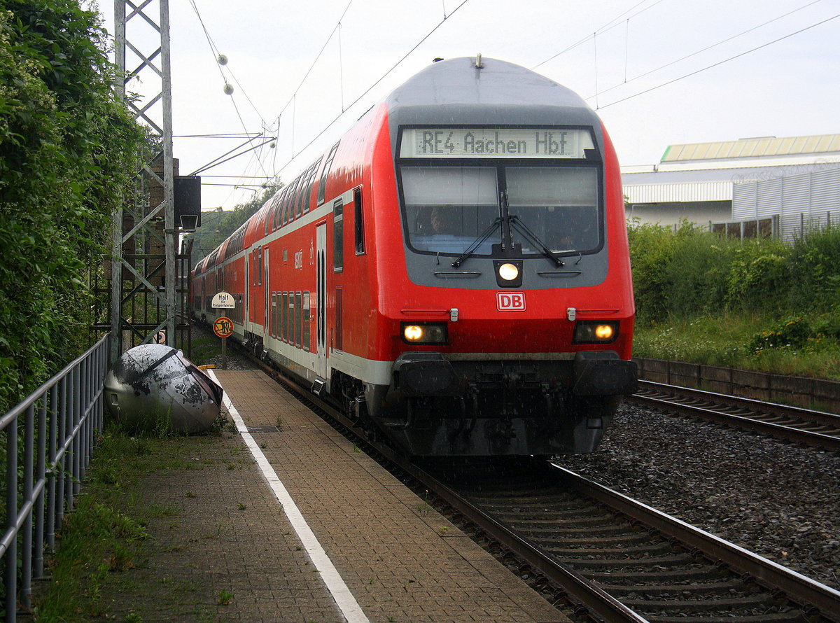 Ein RE4 Verstärkerzug von Düsseldorf-Hbf nach Aachen-Hbf kommt die Kohlscheider-Rampe hoch aus Richtung Neuss,Herzogenrath und hält in Kohlscheid und fährt dann weiter in Richtung Richterich,Laurensberg,Aachen-West,Aachen-Schanz,Aachen-Hbf. 
Aufgenommen vom Bahnsteig 2 in Kohlscheid.
Am 5.8.2016.