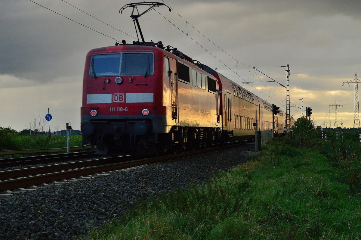 Ein RE4 Zug nach Aachen von der 111 118-6 geschoben ist hier am Bahnübergang Am Chur/In der Schley bei Wickrathhahn abgelichtet.  11.10.2014