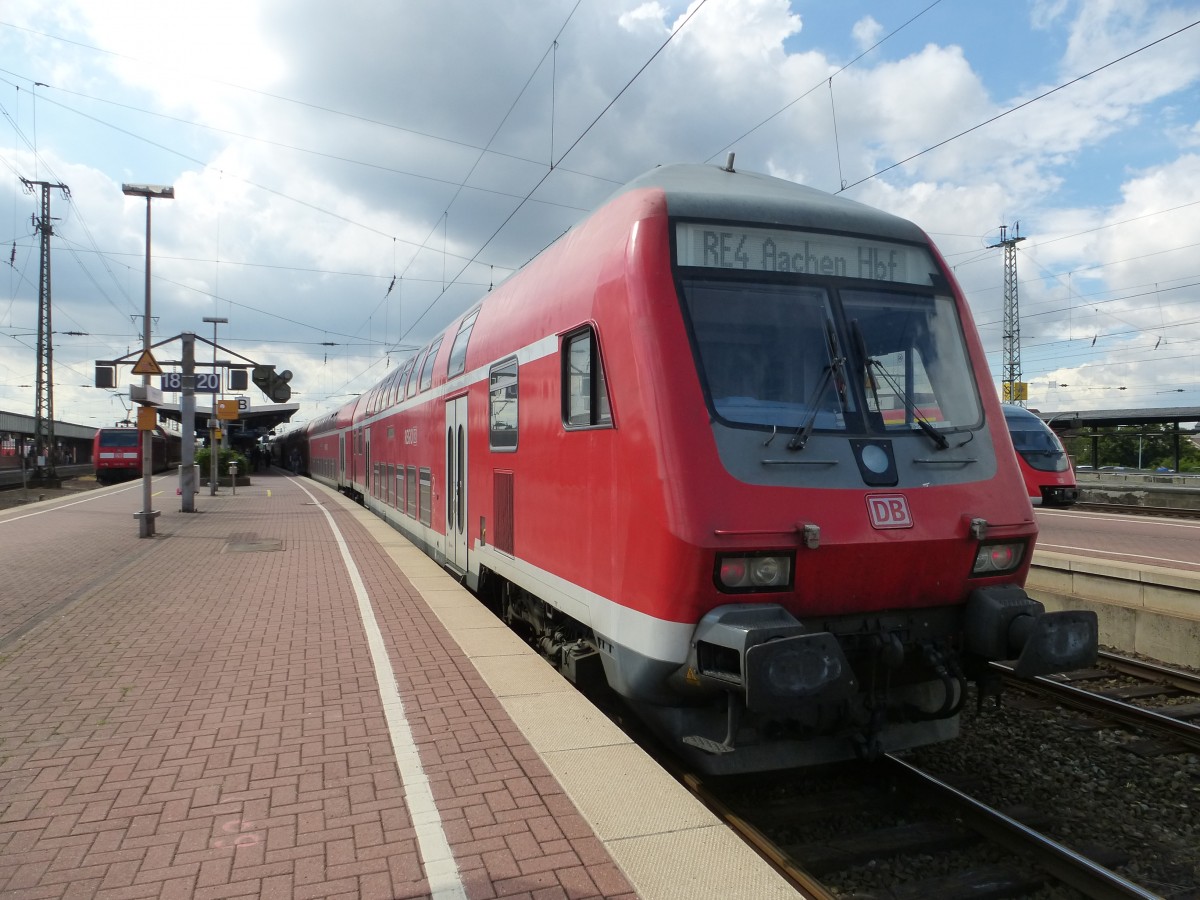 Ein RE4-Zug nach Aachen Hauptbahnhof steht hier am 19.08.2013 im Dortmunder Hauptbahnhof.
