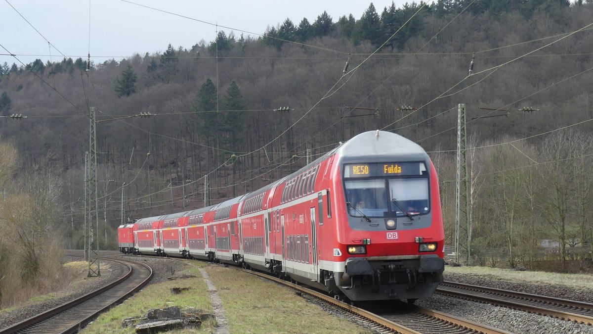 Ein RE50 Frankfurt - Fulda durchfährt Wirtheim. Aufgenommen am 29.3.2018 15:12