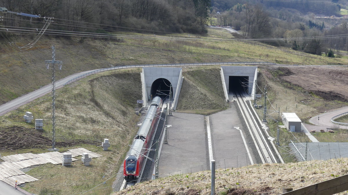 Ein RE54 Frankfurt - Bamberg auf der neuen Spessartrampe zwischen dem Lindberg- und dem Falkenbergtunnel. Aufgenommen am 3.4.2018 13:28