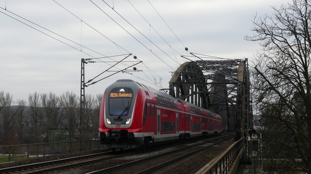 Ein RE54 nach Bamberg überquert die Deutschherrnbrücke. Aufgenommen am 10.2.2018 15:43