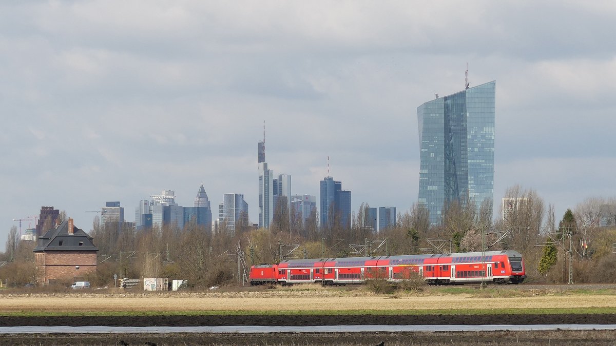 Ein RE55 vor der Frankfurter Skyline. Aufgenommen am 29.3.2018 10:42