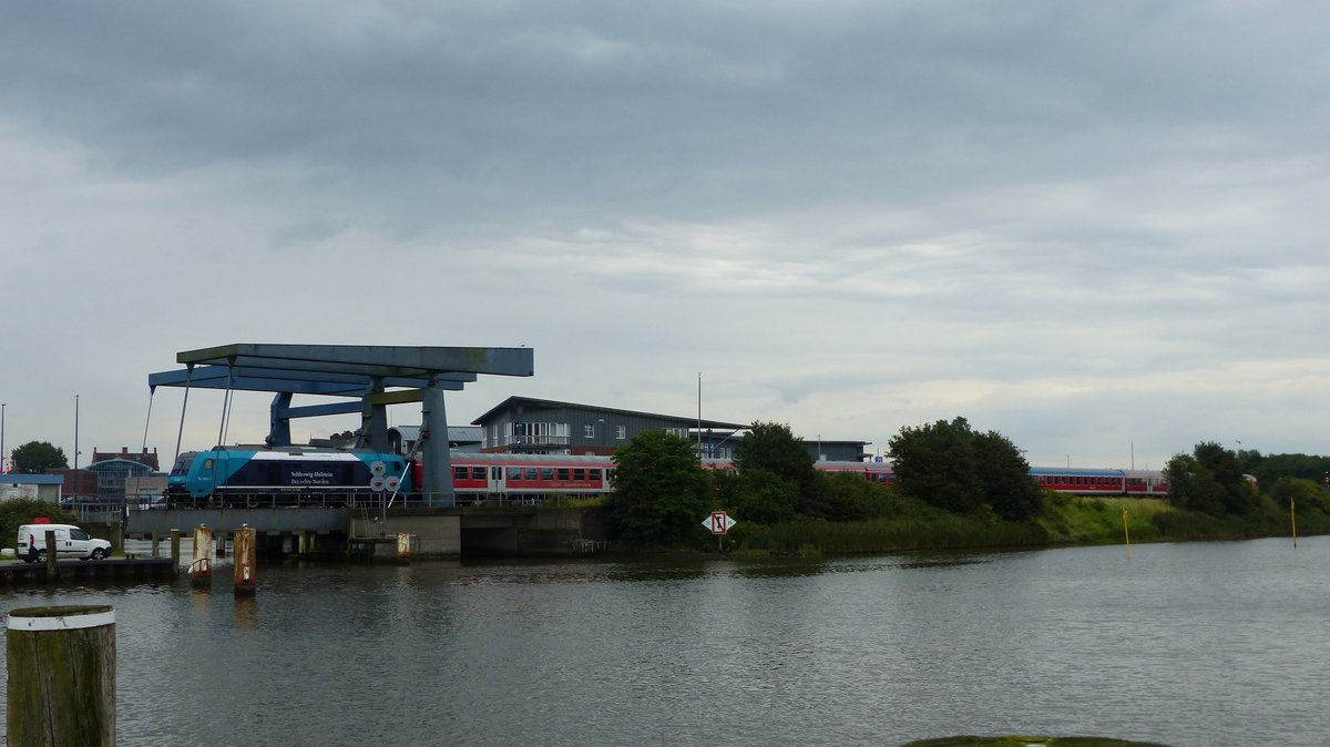 Ein RE6-Ersatzzug überquert die Klappbrücke über die Husumer Mühlenau. Aufgenommen am 3.8.2017 11:42