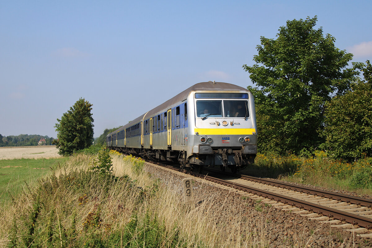 Ein RE6 mit einem Wittenberger Steuerwagen der MRB rollt zwischen Leipzig-Mölkau und Leipzig-Holzhausen in Richtung Chemnitz Hbf. (18.08.2023)