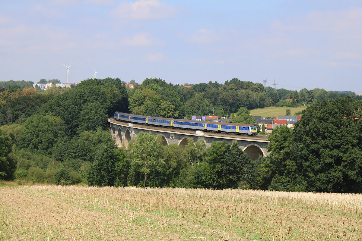 Ein RE6 der MRB von Leipzig Hbf nach Chemnitz Hbf überquert das imposante Bahrebachmühlenviadukt zwischen Wittgensdorf Mitte und Chemnitz-Borna. (20.08.2023)