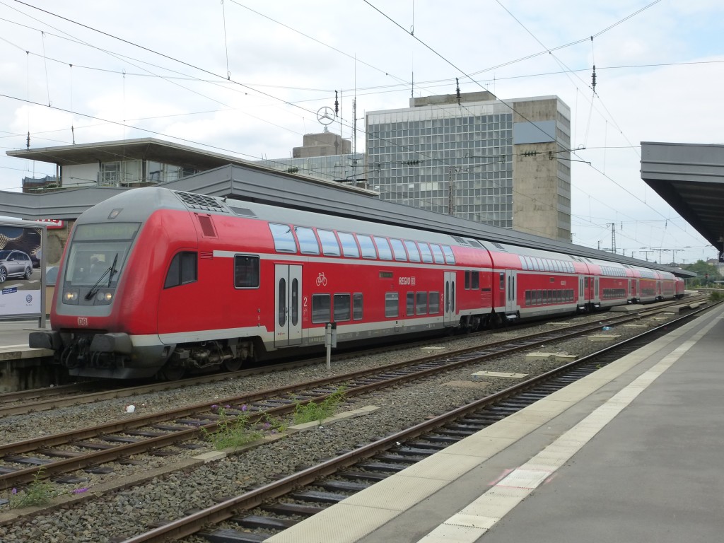 Ein RE6 nach Dsseldorf Hbf steht hier am 20.08.2013 im Essener Hbf.