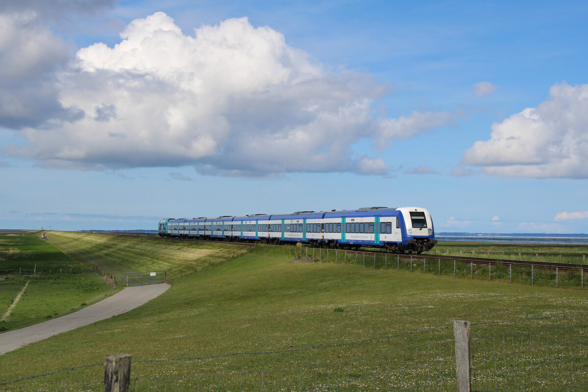 Ein RE6 verlässt das Festland über den Hindenburgdamm zur Fahrt nach Westerland(Sylt). (31.05.2022)
