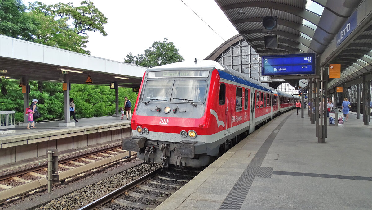 Ein RE7 Hamburg Hbf - Elmshorn in Hamburg-Dammtor. Aufgrund Bauarbeiten endete die RE7 Züge bereits in Elmshorn. Auf einem Umlauf kam dabei eine Garnitur bestehend aus einem Steuerwagen der Bauart Bybdzf 482.4 und vier im-Wagen (InterRegio-Wagen; Bauarten Bimz und Aimz) zum Einsatz. Dieser Steuerwagen der Bauart Bybdzf 482.4 ist einer der vier Exemplare dieses Typs, die 2005 für den SH-Express Hamburg - Flensburg umgebaut wurden und als einzige Halberstädter Mitteleinstiegswagen für 160 km/h zugelassen waren und Schwenkschiebetüren besaßen.
Aufgenommen im Juni 2016. 