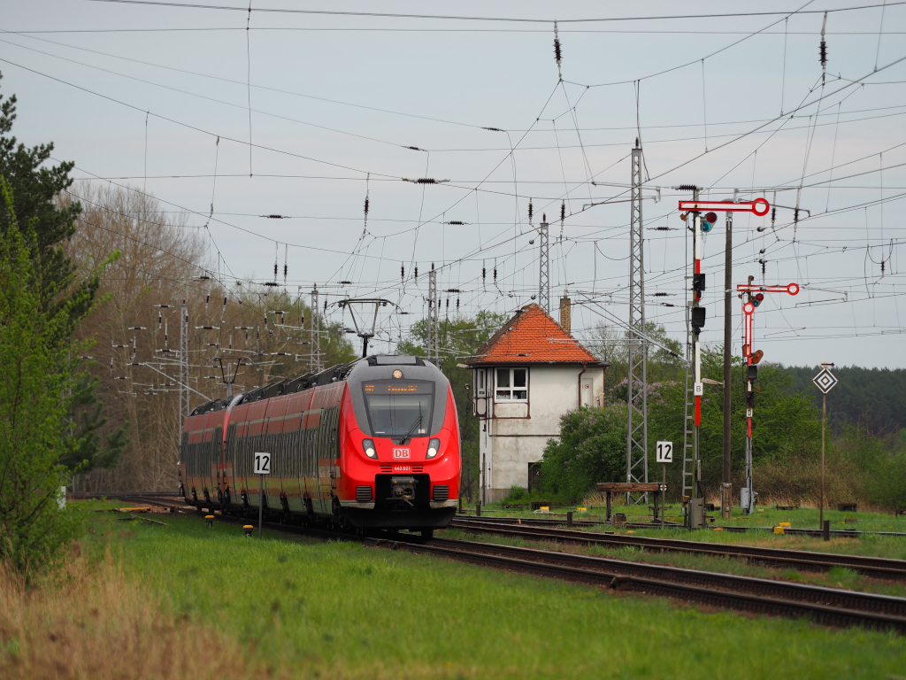 Ein RE7 nach Dessau, angeführt von 442 821, fährt dem nächsten Ziel, Wiesenburg entgegen. Im Hintergrund das Stellwerk W1 und die Flügelsignale.

Wiesenburg (Mark), der 11.4.2024