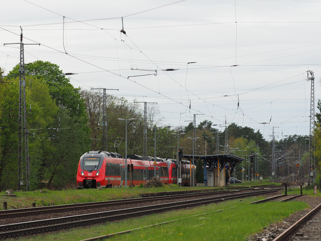 Ein RE7 Richtung Berlin hält am Gleis 3, angeführt von 442 622. Wer den Bahnhof kennt, weiß, dass das Betreten des Mittelbahnsteigs immer erst kurz vor Eintreffen des Zuges erlaubt wird (gesichert durch einen Zaun am Hausbahnsteig 1 und eine dazu passende Tür).

Wiesenburg (Mark), der 11.4.2024