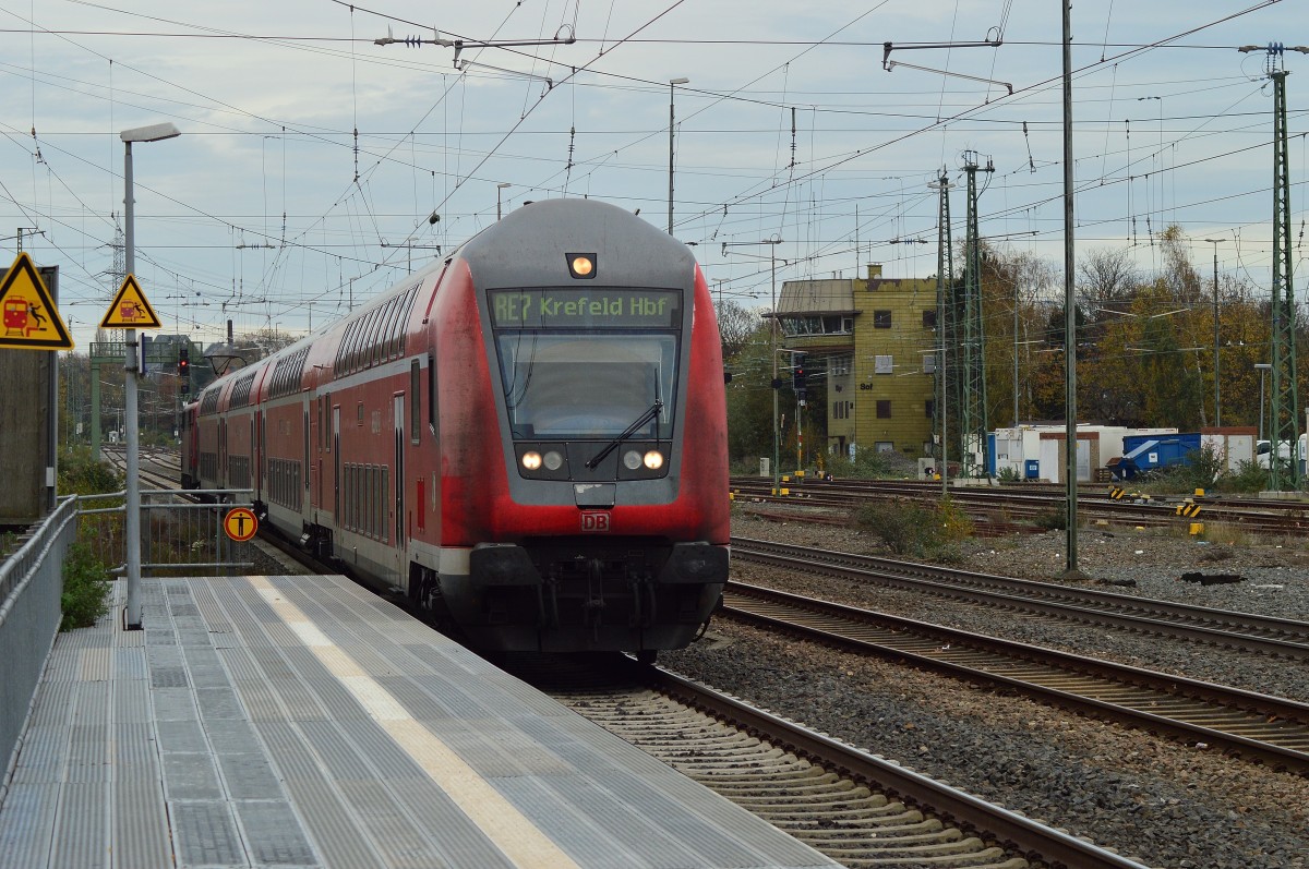 Ein RE7 Zug nach Krefeld Hbf fährt hier gerade in Solingen Hbf ein, viele Reisende sind froh das nach einigen noch Streik bedingten Ausfällen mal wieder ein Zug kommt, auch wenn er 15 Min. Verspätung aufweisst.....Sonntag 9.11.2014