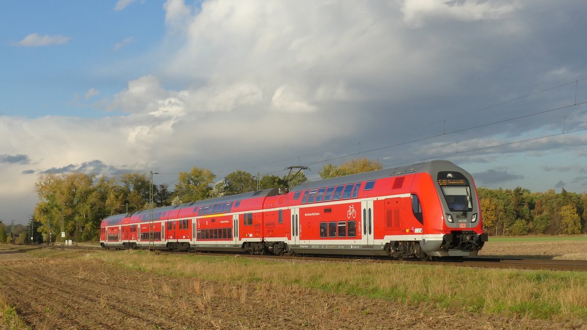 Ein RE70 nach Mannheim auf der Riedbahn zwischen Groß-Gerau Dornheim und Groß-Gerau Dornberg. Aufgenommen am 1.11.2018 16:42