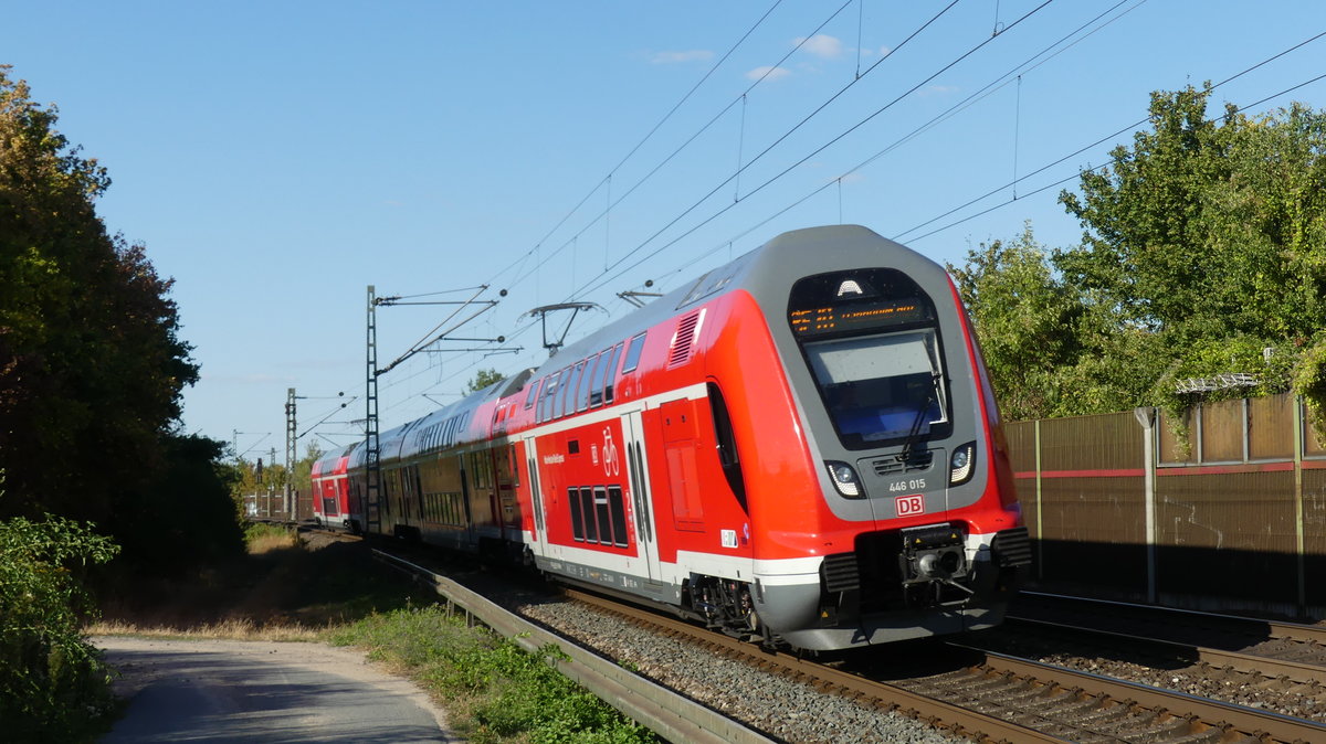 Ein RE70 nach Mannheim legt sich kurz vor Riedstadt-Goddelau in eine Kurve. Aufgenommen am 1.9.2018 17:45