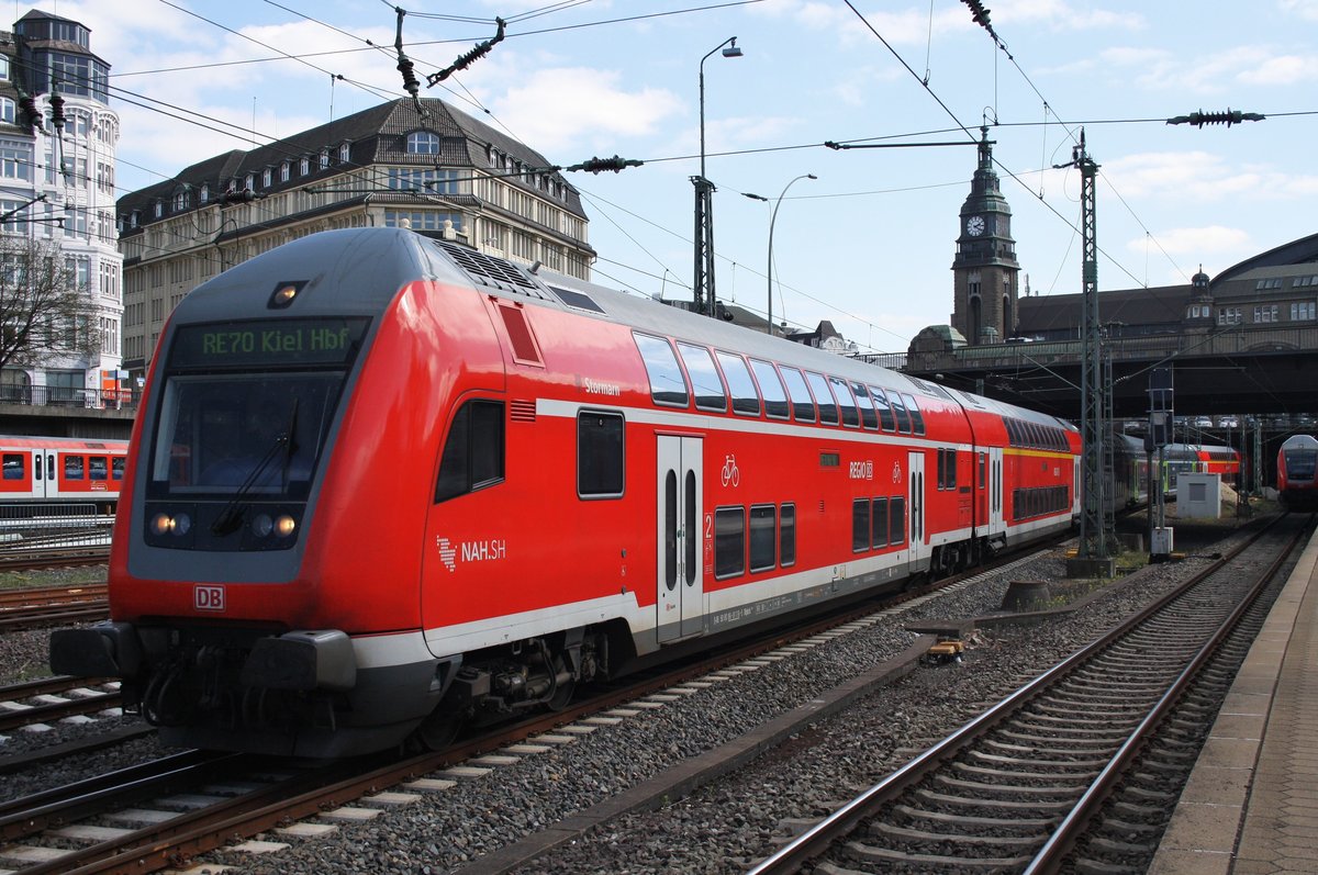 Ein RE70 (RE21018) macht sich am 21.4.2016 aus den Weg nach Kiel Hbf. Schublok für diese Leistung war die Kieler 112 180.