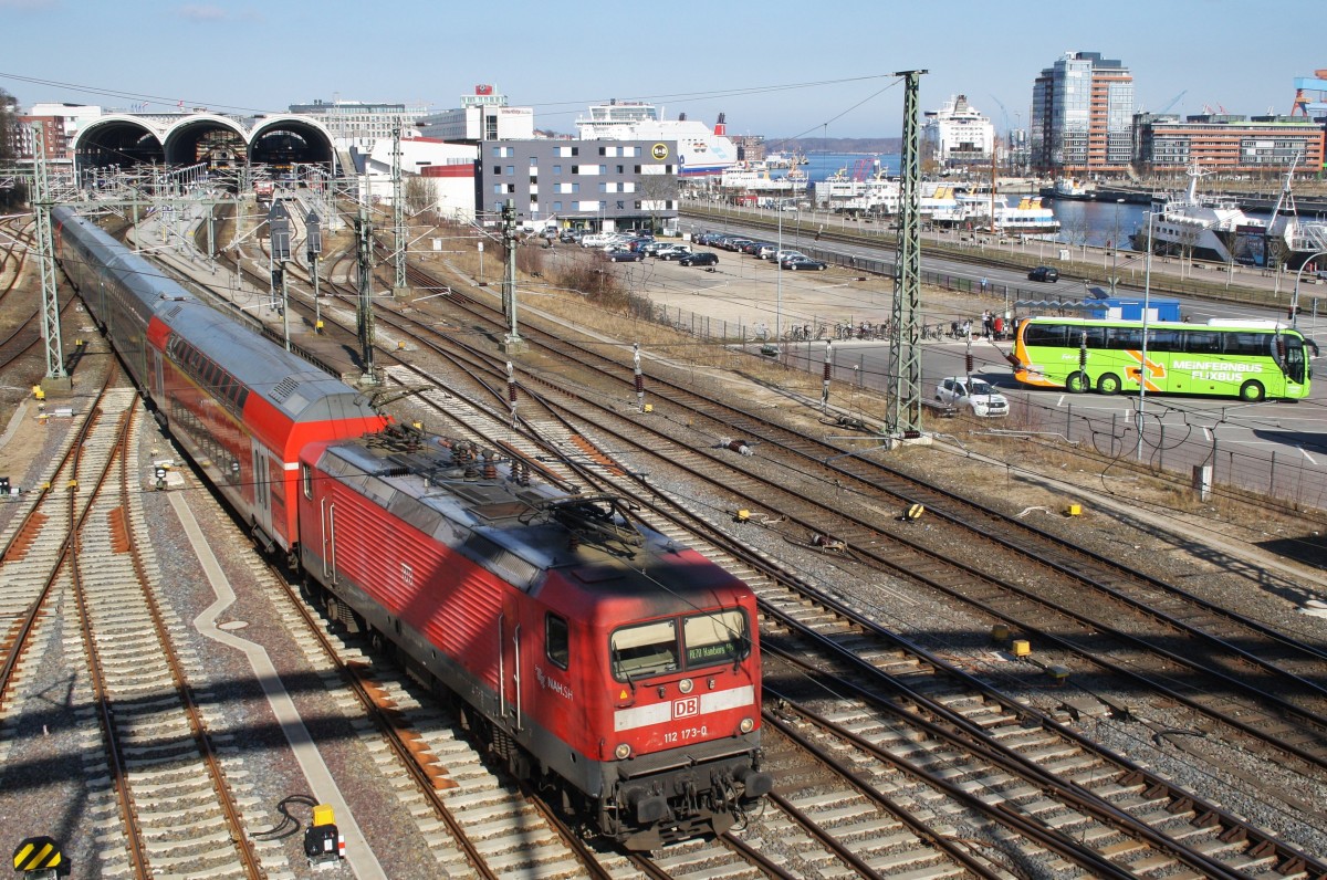 Ein RE70 (RE21021) von Kiel Hbf. nach Hamburg Hbf. macht sich auf den Weg. Am 16.3.2016 ist es 112 173-0, die für diese Leistung verantwortlich ist.