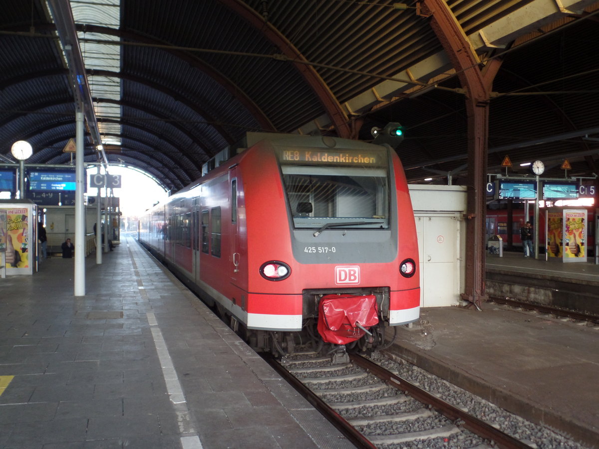 Ein RE8 Verstärker (425 517-0) in Mönchengladbach nach Kaldenkirchen. (Aufgenommen am 24.02.2017)