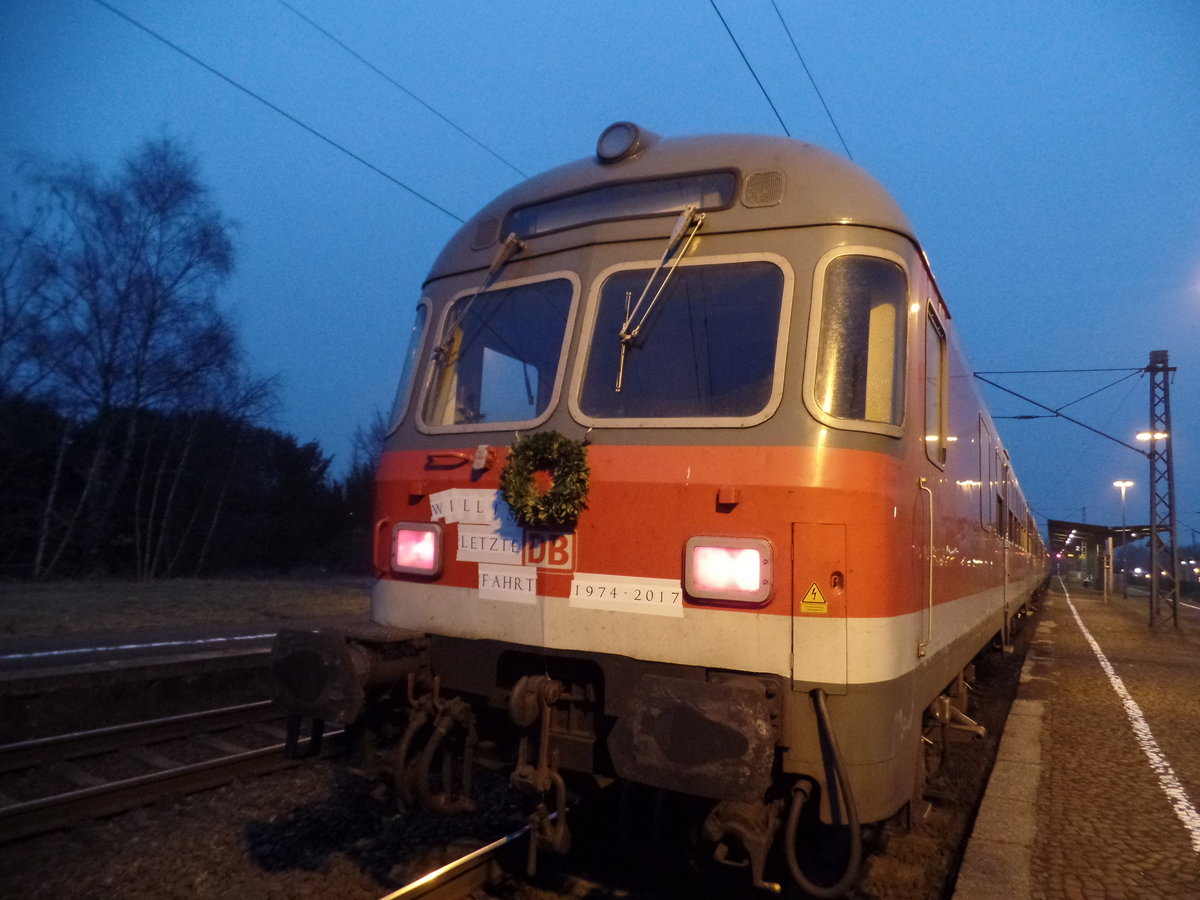 Ein RE8 Verstärker in Kaldenkirchen mit einer BR111 + 5 N-Wagen und mit Karlsruher Kopf.(Aufgenommen am 10.02.2017)