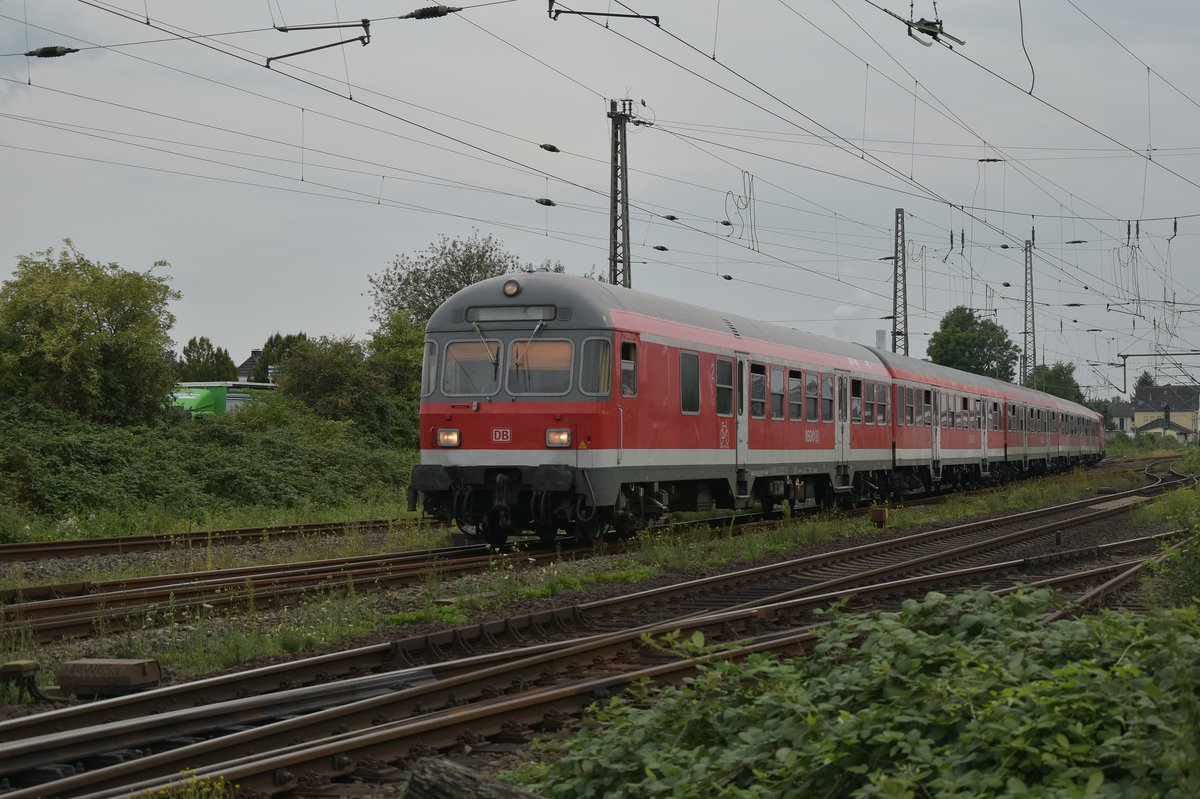 Ein RE8 Verstärkerzug verlässt Grevenbroich durch die Weichenstraße in Richtung Rheydt am Mittwoch den 16.8.2017