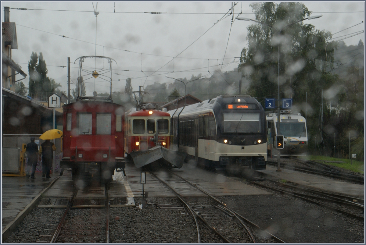 Ein Regenbild der etwas anderen Art: Der strake Regen wäre zu wenig sichtbar gewesen, so dass ich mir eine Scheibe suchte, um den Regen  sichtbar  zu machen. Fahrzeuge der CEV im Regel- und Museumsdienst-Einsazt in Blonay: Te 82, BDeh 2/4 74 ABeh 2/6 und Bhe 2/4 72.
17. Sept. 2016