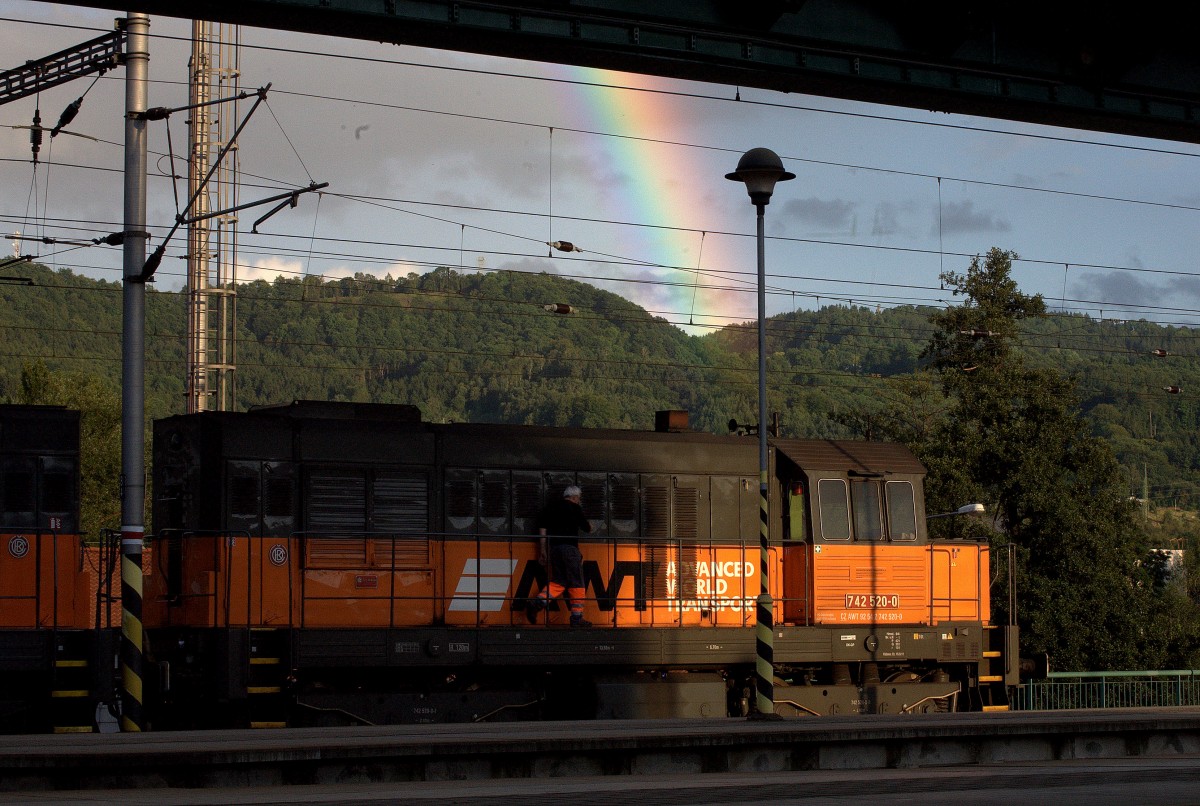 Ein Regenbogen in Decin taucht die Lok der Baureihe 742 520 - 0 in tolles Licht.
16.08.2014 19:30 Uhr 
