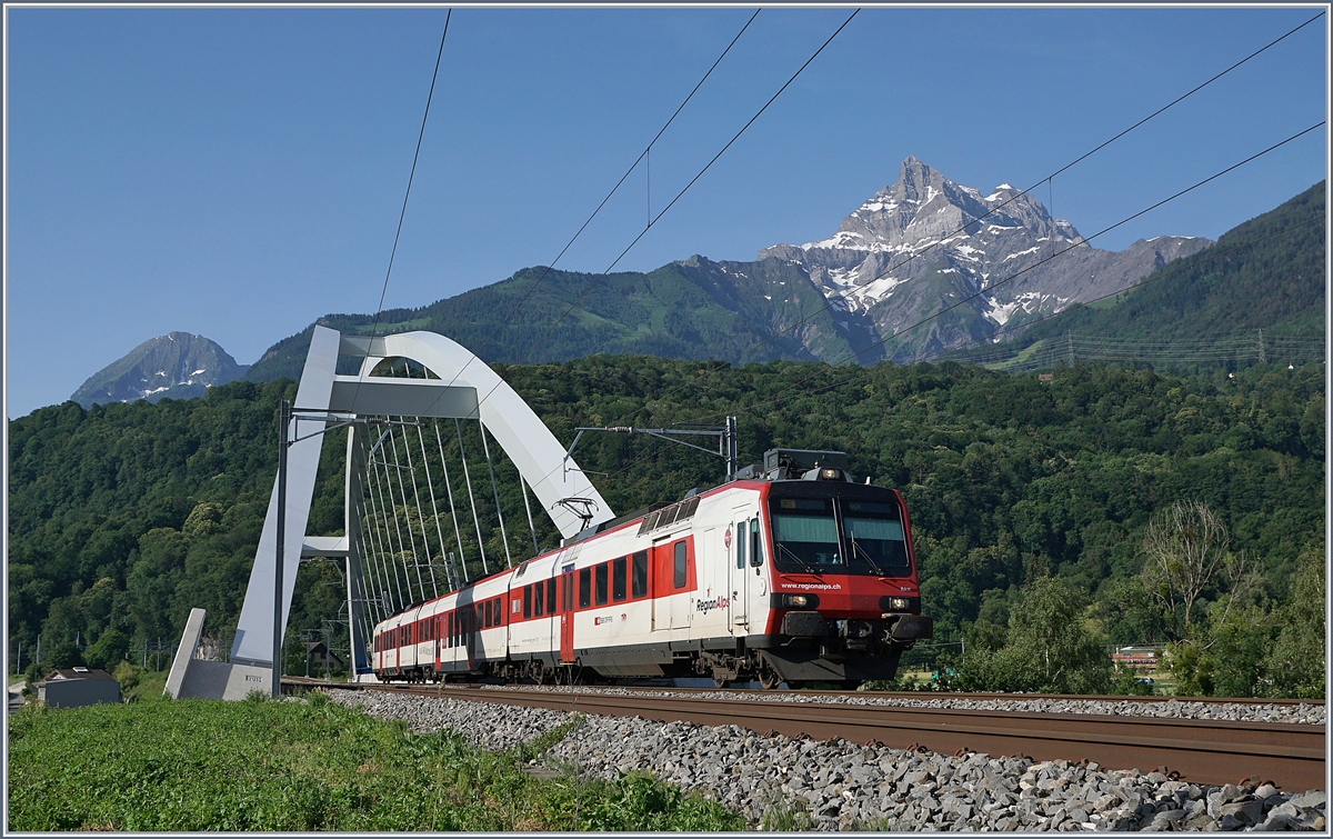 Ein Regio Alps RBDe 560 Domino auf dem Weg nach Aigle kurz nach dem Verlassen seines Heimatkantons bei St-Maurice. Noch bis zum Fahrplanwechel im Dez. 2019 verkehren diese Züge zur besseren Anbindung von Bex bei Taktabweichungen der IR 90, ab dem Fahrplanwechsel werden die neuen RE Annemasse - St-Maurice diese Funktion übernehmen, bzw. für St-Maurice und Bex ein neues Angebot bieten.  

25. Juni 2019