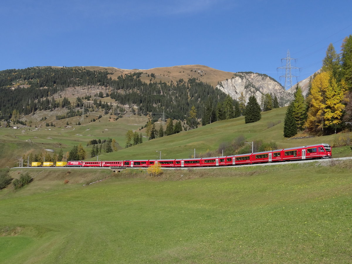 Ein  Regio Express  von St. Moritz nach Chur, mit 7-teile  ALVRA  Modul und ein unbekannte Ge 4/4 III. Hinter die Zug, 3 Güterwagen mit ein container von  Die Post . Hier, ober Bergün, 23-10-2019