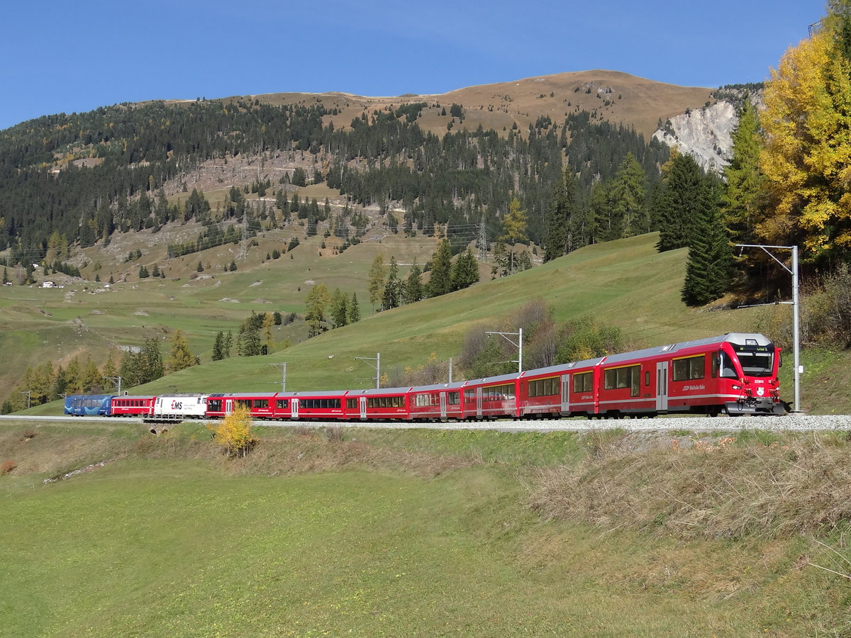 Ein  Regio Express  von St. Moritz nach Chur, mit 7-teile  ALVRA  Modul und die Ge 4/4 III 643 (EMS-Werbung). Die letzte wagen ist die A-WSp 59101  InnoTren . Hier, ober Bergün, 23-10-2019