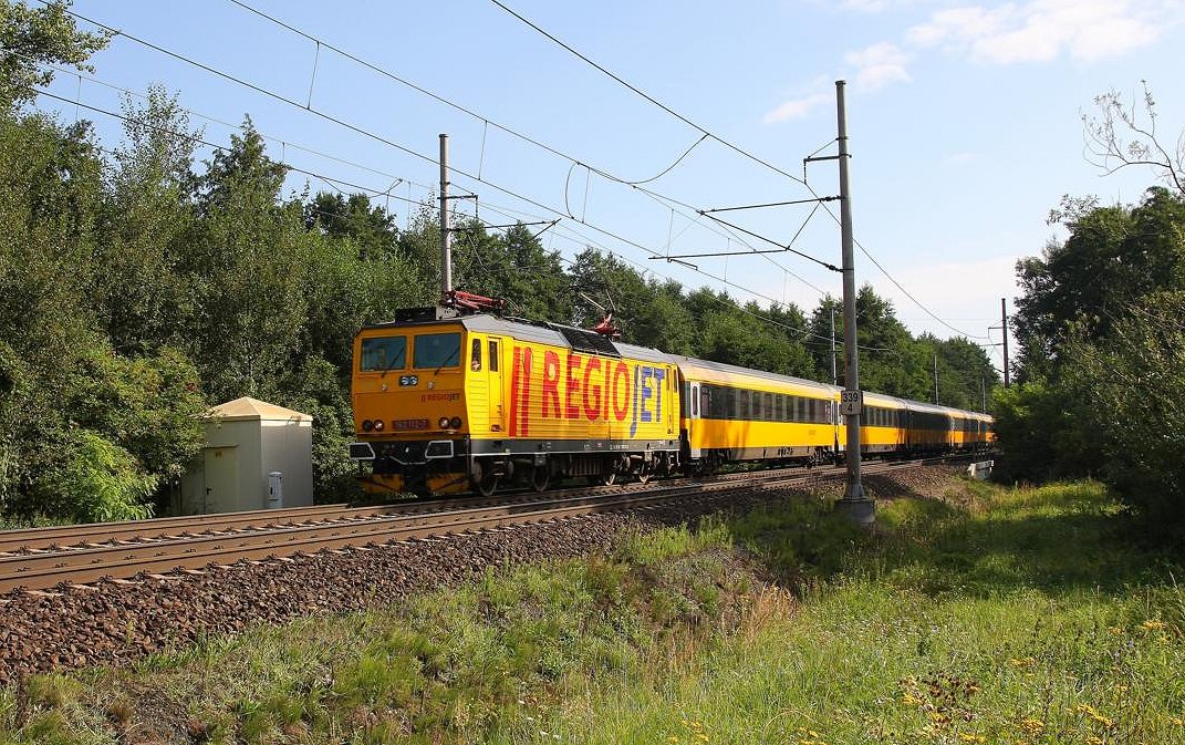 Ein Regio Jet ist mit Zuglok 162112 am 21.8.2013 um 9.44 Uhr bei Stary Kolin in Richtung Kolin unterwegs.