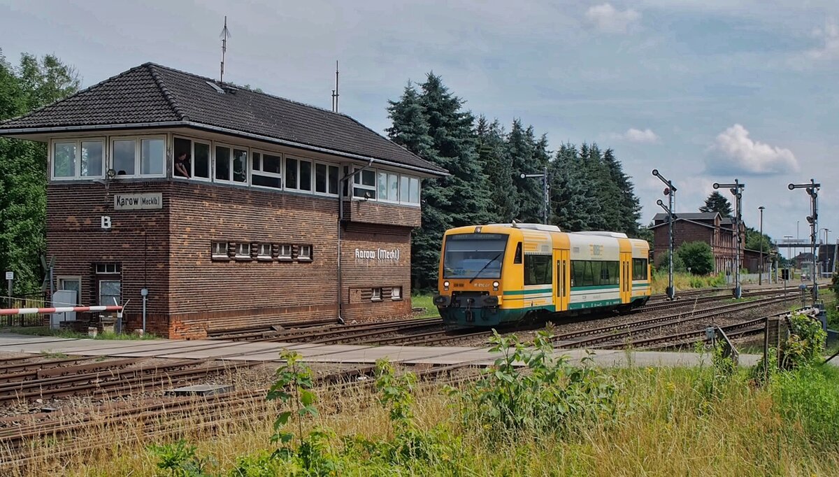 Ein Regio-Shuttle der ODEG fährt als RB19 Plau am See -> Parchim aus dem Bahnhof Karow(Meckl). 11.07.2021