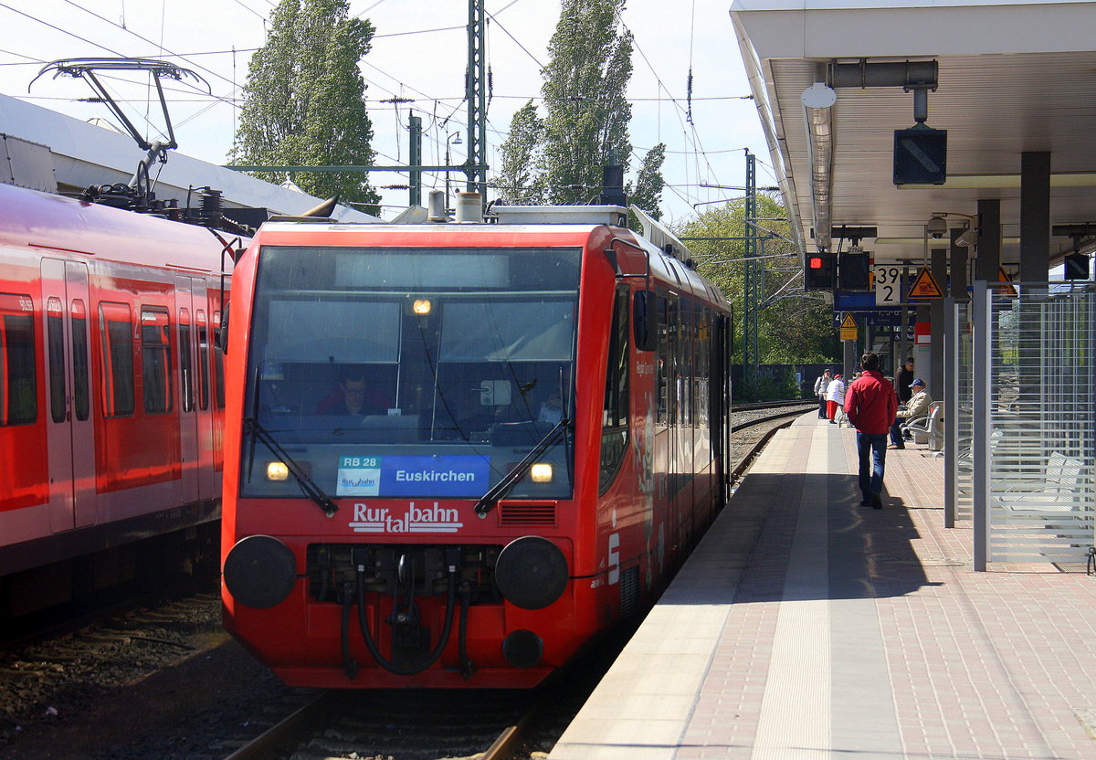 Ein Regio-Sprinter der Rurtalbahn von Düren-Hbf nach  Euskirchen  steht in Düren-Hbf.
Aufgenenommen vom Bahnsteig 3 in Düren-Hbf.
Bei schönem Frühlingswetter am Vormittag vom 30.4.2017.