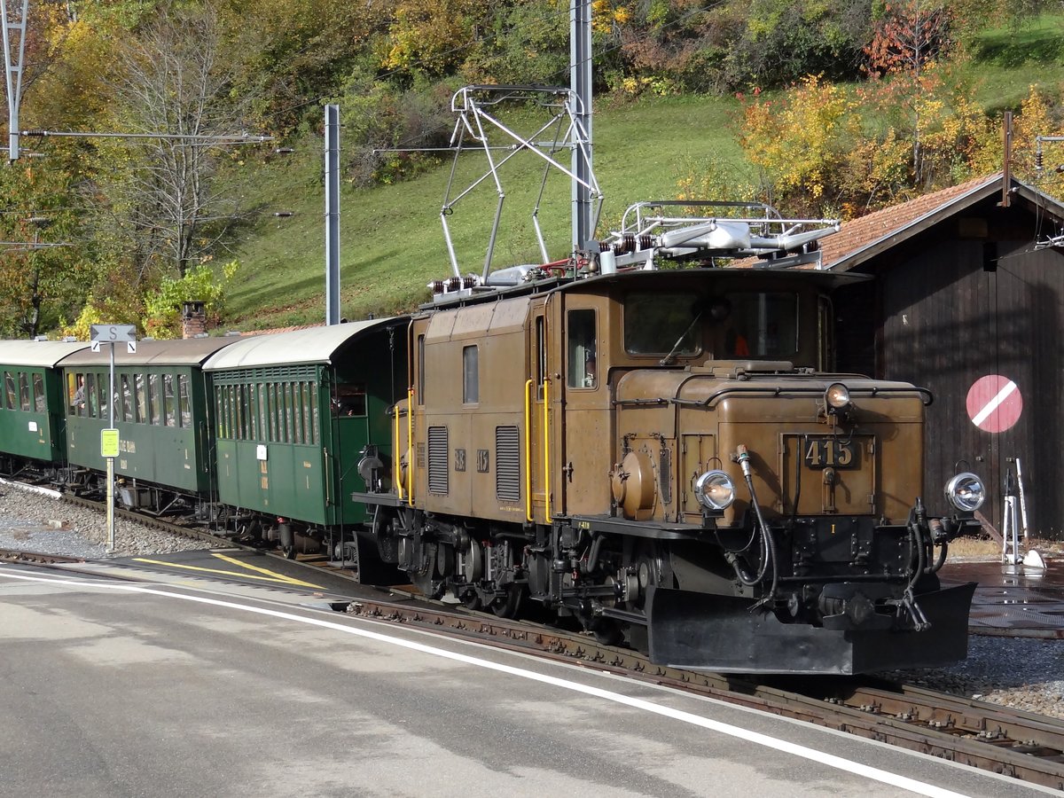 Ein REGIO-Zug aus Davos kommt im Bahnhof FILISUR, gleis 3, mit die Ge 6/6 I 415 und alte wagen. 22/10/2019