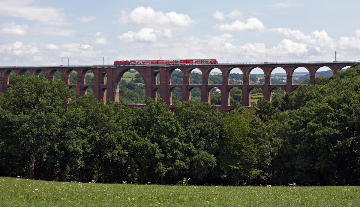 Ein RegioExress der VVO am 16.07.2015 auf der Göltzschtalbrücke.