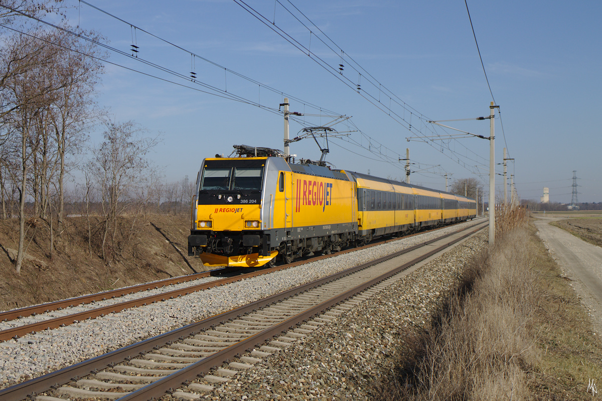Ein Regiojet auf der Nordbahn kurz nach Deutschwagram. Unterwegs ist der Zug nach Wien Hbf.  Zuglok ist die 386 204. (16.02.2019)