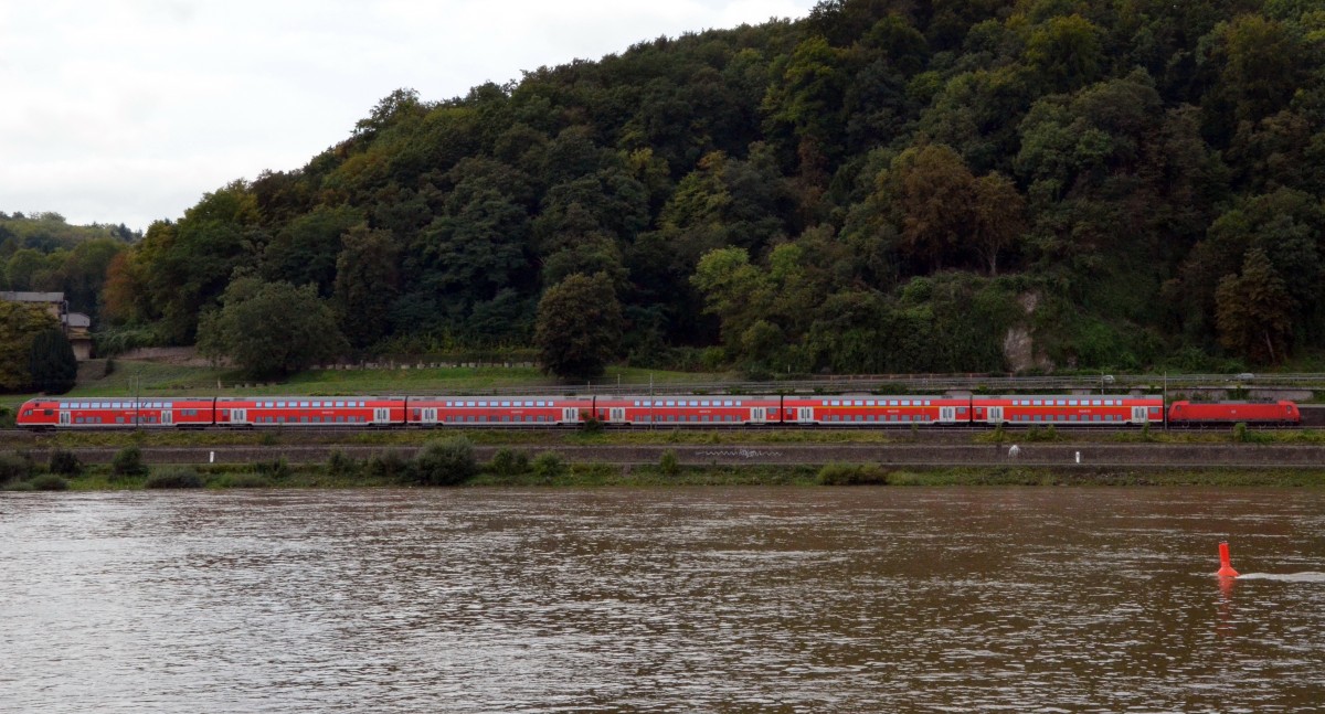 Ein Regional Express  entlang dem Rhein bei Unkel vom 21.09.2013