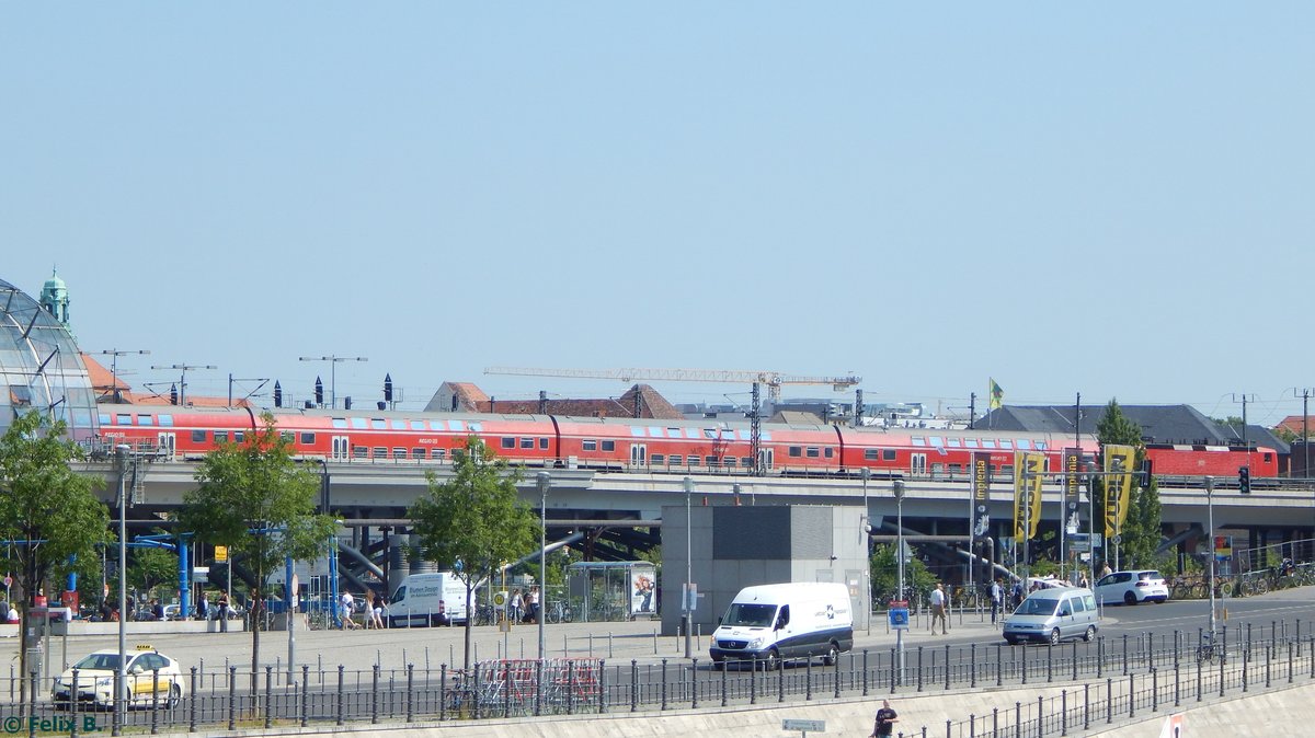 Ein Regionalexpress mit Doppelstockwagen verlässt den Berliner Hauptbahnhof am 08.06.2016