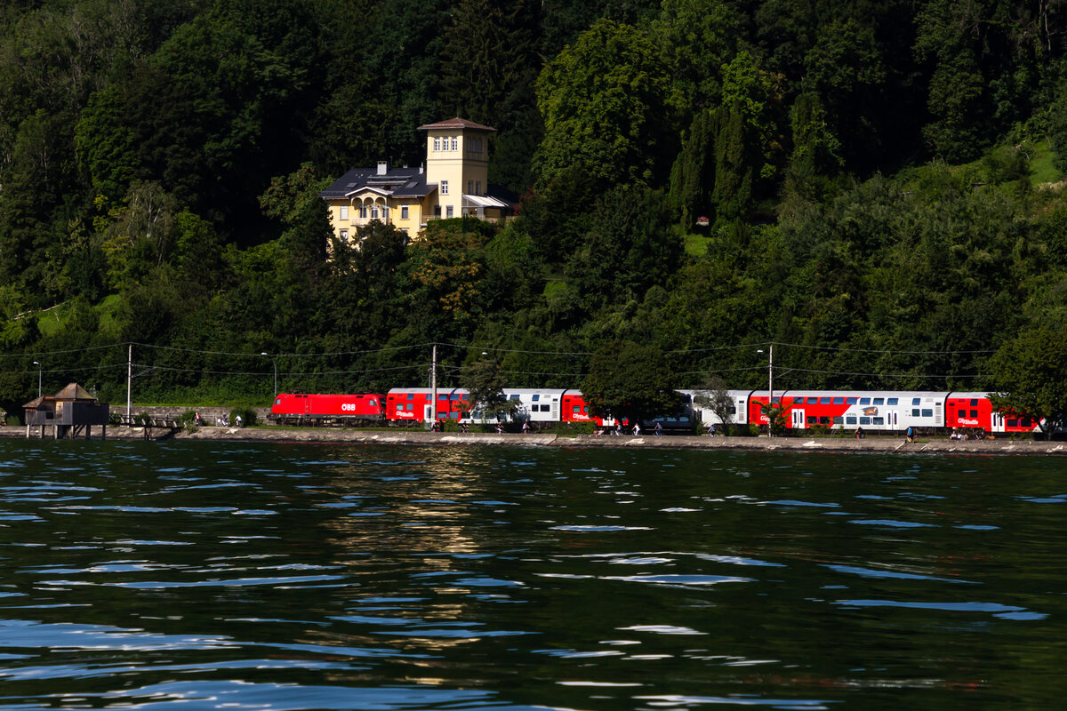 Ein Regionalexpress zwischen Lochau und Bregenz am Bodensee. 2.8.21