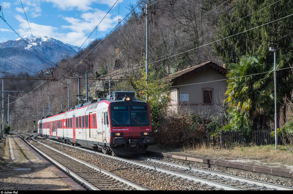 Ein RegionAlps Domino durchfährt am 19. Februar 2016 als IR nach Brig den Bahnhof Preglia an der Simplonlinie.