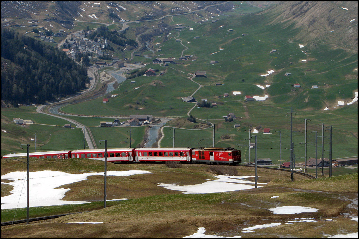 Ein Regionalzug an der vierten Kehre oberhalb von Andermatt. Im Hintergrund das Urserental. 

11.05.2008 (J)