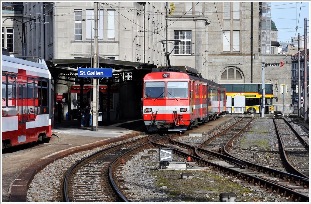 Ein Regionalzug aus Appenzell ist im Nebenbahnhof der Appenzellerbahnen in St.Gallen eingetroffen. Links steht ein TW der Trogenerbahn. (21.10.2013)