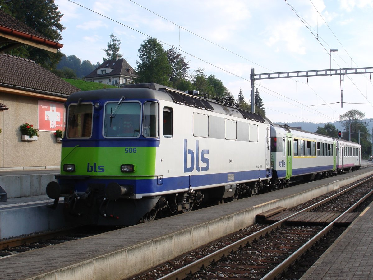 Ein Regionalzug, bestehend aus BLS-Bt 901 (ex Thurbo-Bt 201), AB 891 sowie Re 420 506 (ex SBB Re 4/4 II 11142), wartet am 28. September 2006 in Walkringen auf seine Abfahrt Richtung Konolfingen-Thun. Der Zug war als Ersatz für den am 11. September 2006 in Huttwil entgleisten Pendelzug mit den RBDe 566 236 und ABt 936 im Einsatz. Der Bt 901 wurde einige Wochen später ins neue BLS-Design umlackiert.
