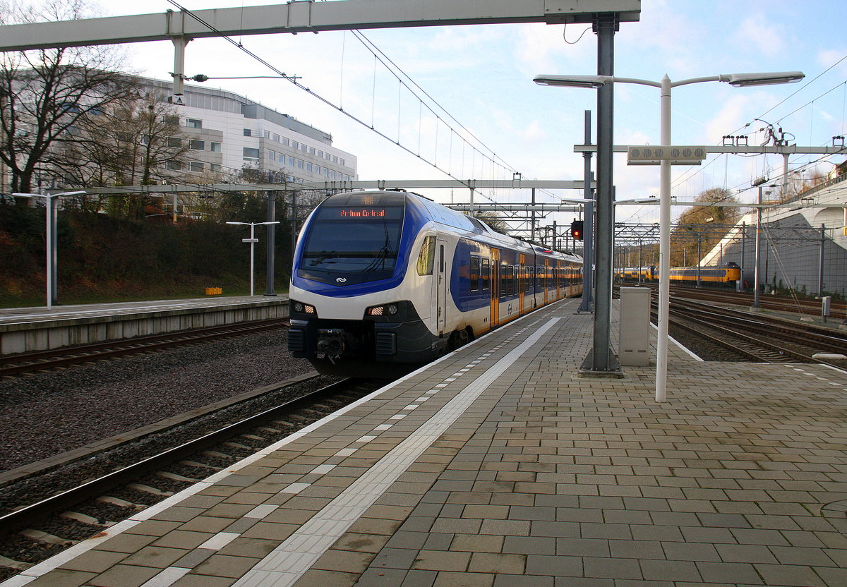Ein Regionalzug kommt aus Dordrecht(NL) nach Arnhem-Centraal(NL) und fährt in  Arnhem-Centraal(NL) ein.
Aufgenommen von Bahnsteig 6b in Arnhem-Centraal(NL).
Bei Sonne und Wolken am Nachmittag vom 26.12.2017.  