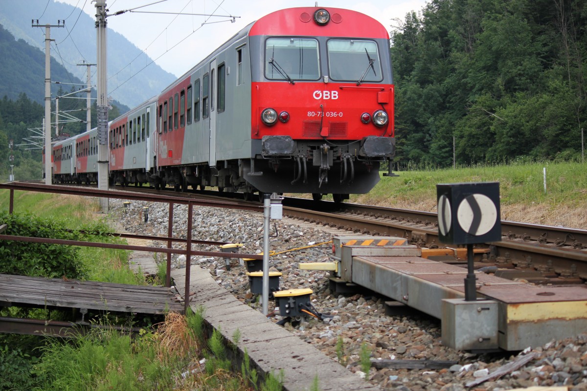 Ein Regionalzug kurz vor der Einfahrt in den Bahnhof Langwies bei Km 71,9 an der Salzkammergutbahn in Richtung Süden fahrend, Juni 2014