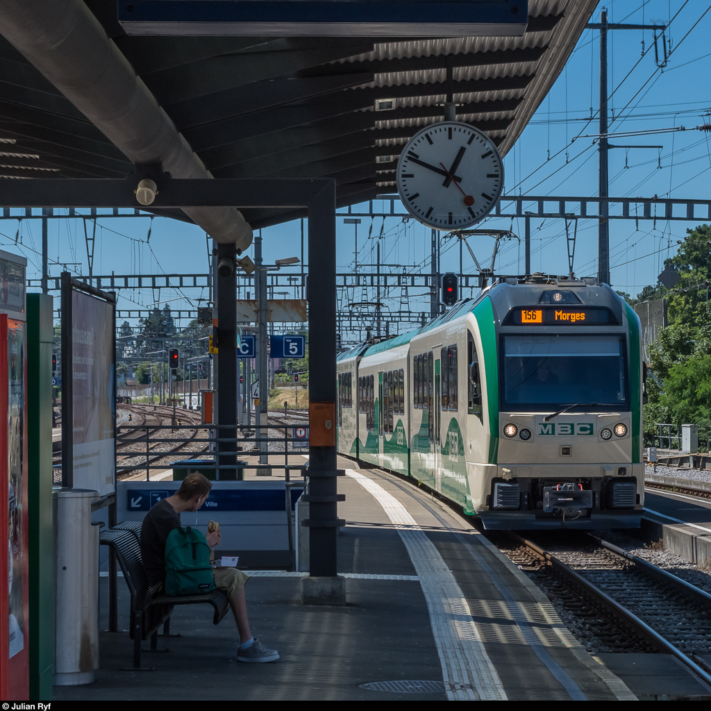 Ein Regionalzug der MBC erreicht am 19. Juli 2016 den Bahnhof Morges.