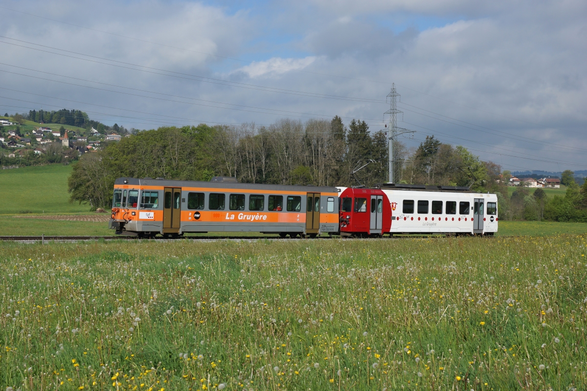 Ein Regionalzug nach Bulle, bestehend aus dem Bt 224 und dem Be 4/4 123, befindet sich am 04.05.2014 kurz vor Bossonnens.