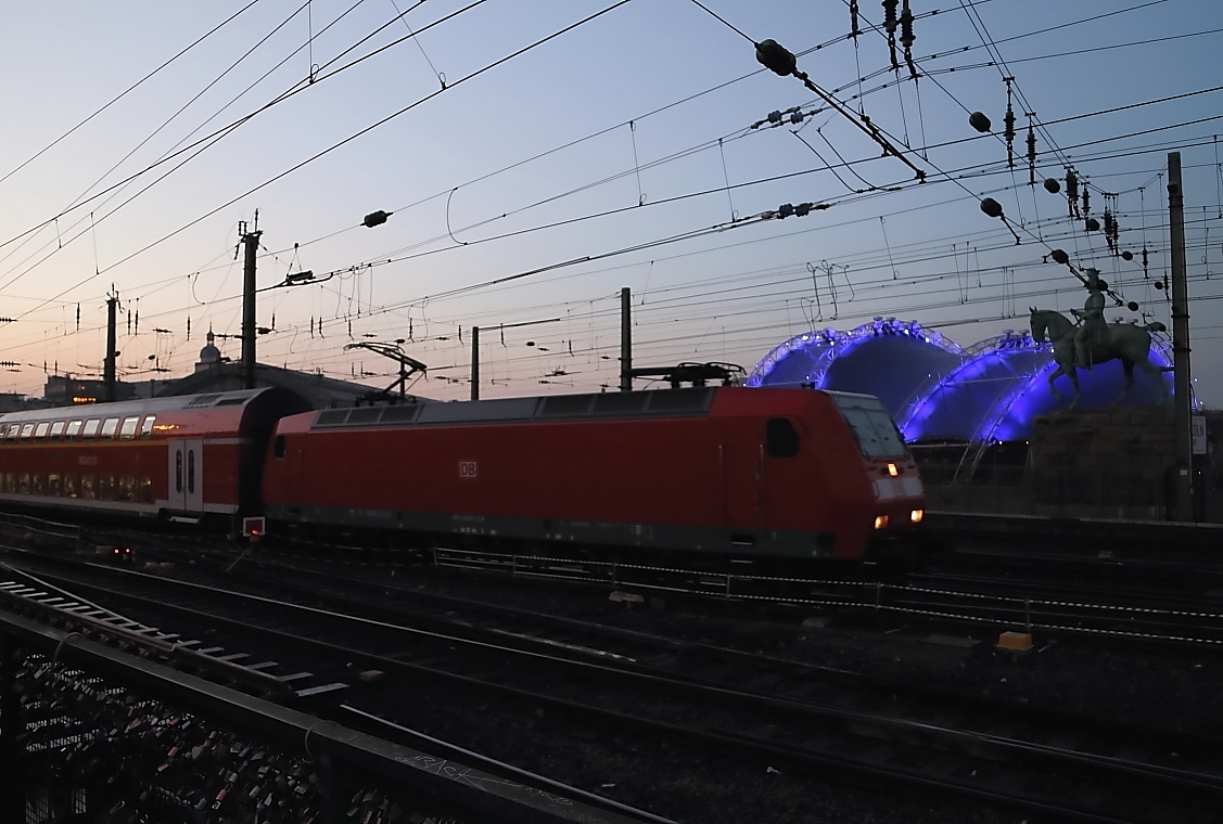 Ein Regionalzug verläßt am Abend des 13.03.2014 den Kölner Hauptbahnhof.