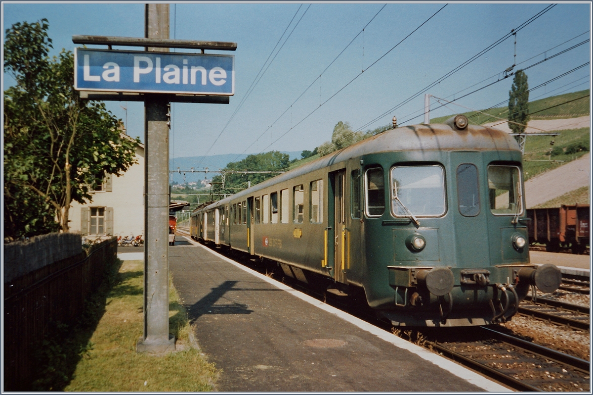 Ein Regionalzug wartet in La Plaine auf die Rückfahrt nach Genève. Im Vordergrund der Steuerwagen des Gleichstrompendelzug BDe 4/4 - B - Bt. 

Juni 1994